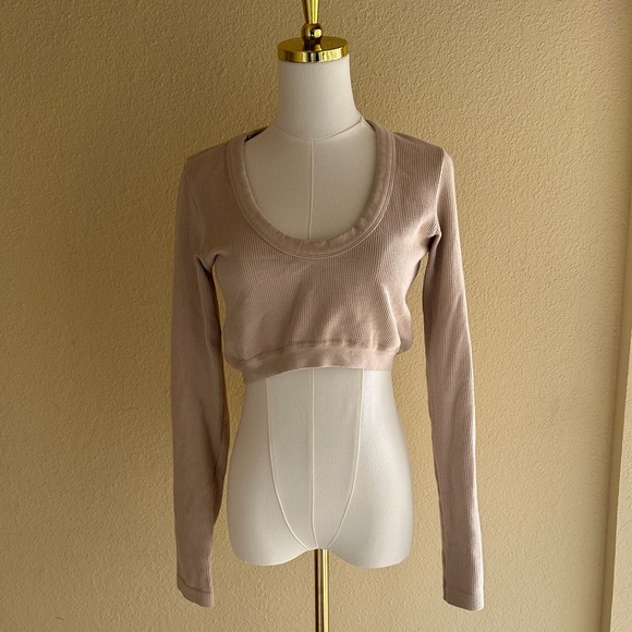 ALO Yoga Seamless Ribbed Long Sleeve Crop Top - Picture 2 of 8